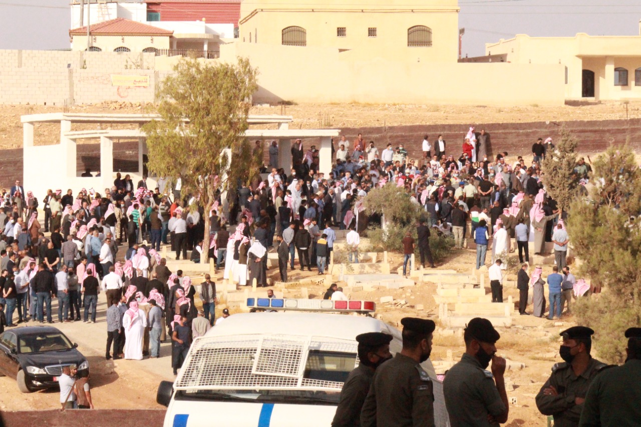 قبيلة بني صخر تشيع جثمان فقيدها اللواء المتقاعد حاكم طافور الخريشا إلى مثواه الأخير 