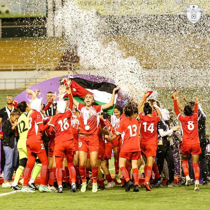 ابنة لواء ذيبان إيناس الجماعين تتوج في لقب دوري المحترفات في كرة القدم