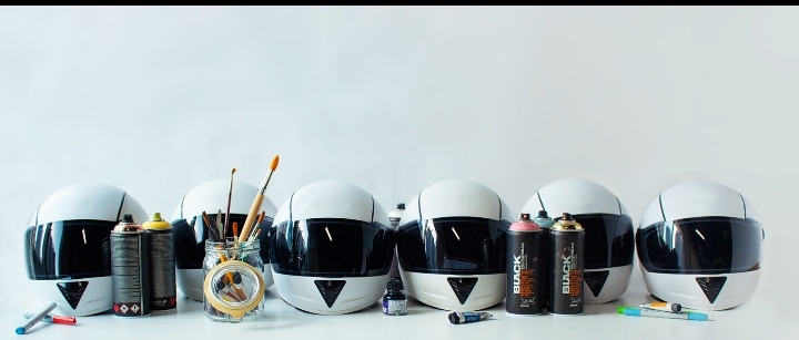 دبي للثقافة وطلبات: إضفاء لمسات إبداعية على خوذات سائقي توصيل طلبات