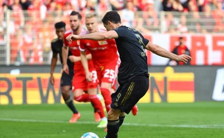 بايرن ميونخ يستعيد كبريائه بخماسية في برلين