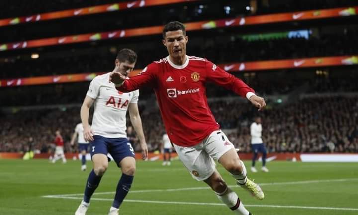 رونالدو يقود يونايتد لاستعادة توازنه بفوز على توتنهام