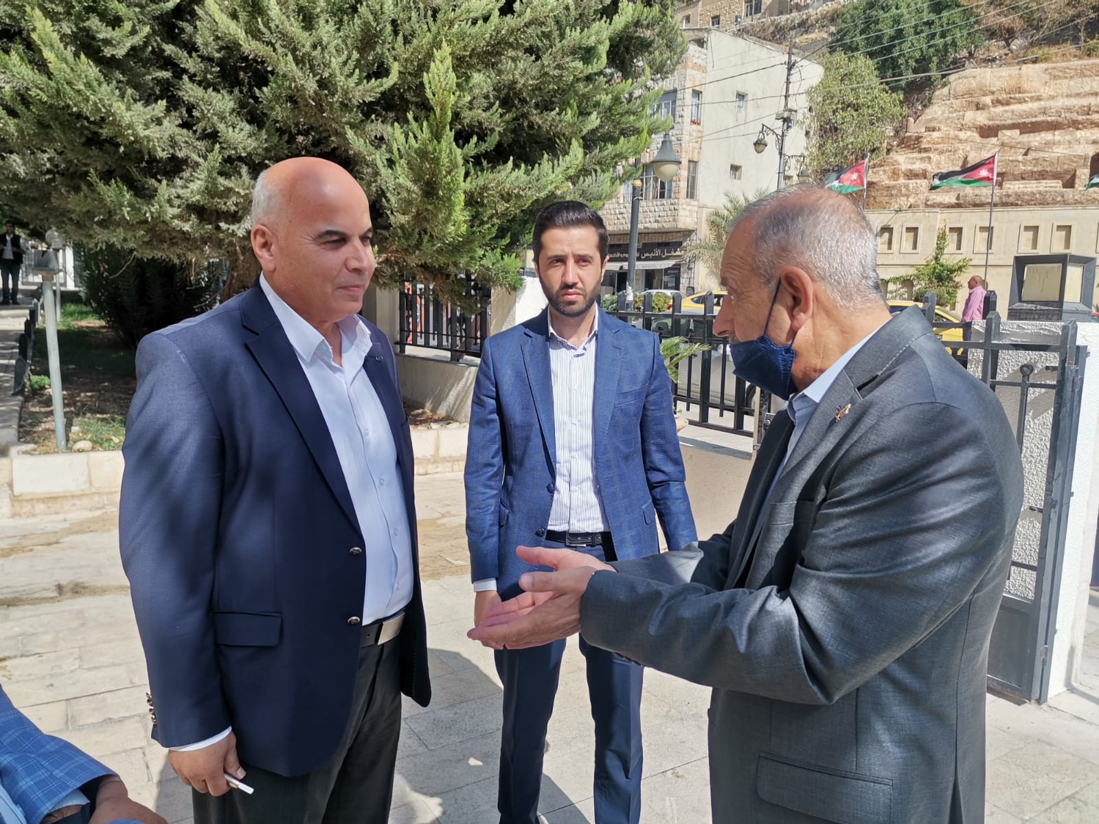 وزير الإدارة المحلية : فخورين بجهود بلدية السلط الكبرى