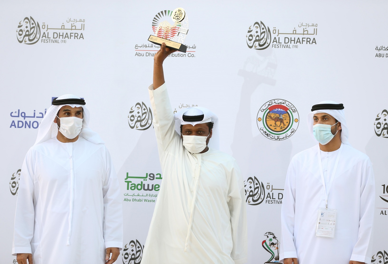 تتويج الفائزين في مزاينة سويحان بمهرجان الظفرة