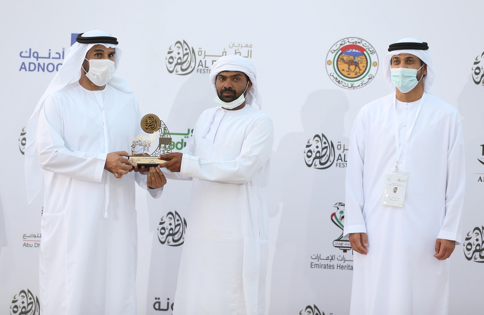 تتويج الفائزين في مزاينة سويحان بمهرجان الظفرة