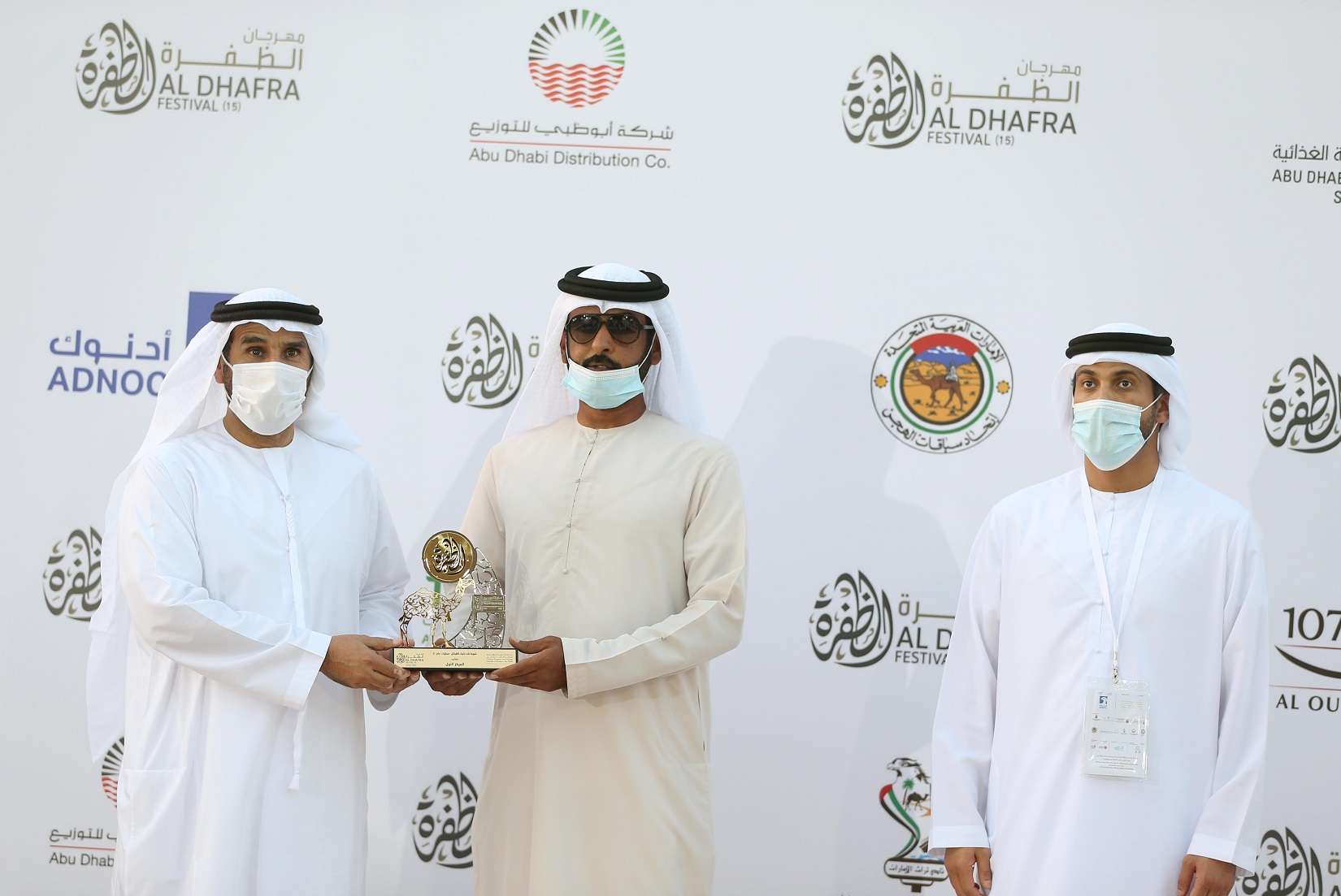 تتويج الفائزين في مزاينة سويحان بمهرجان الظفرة