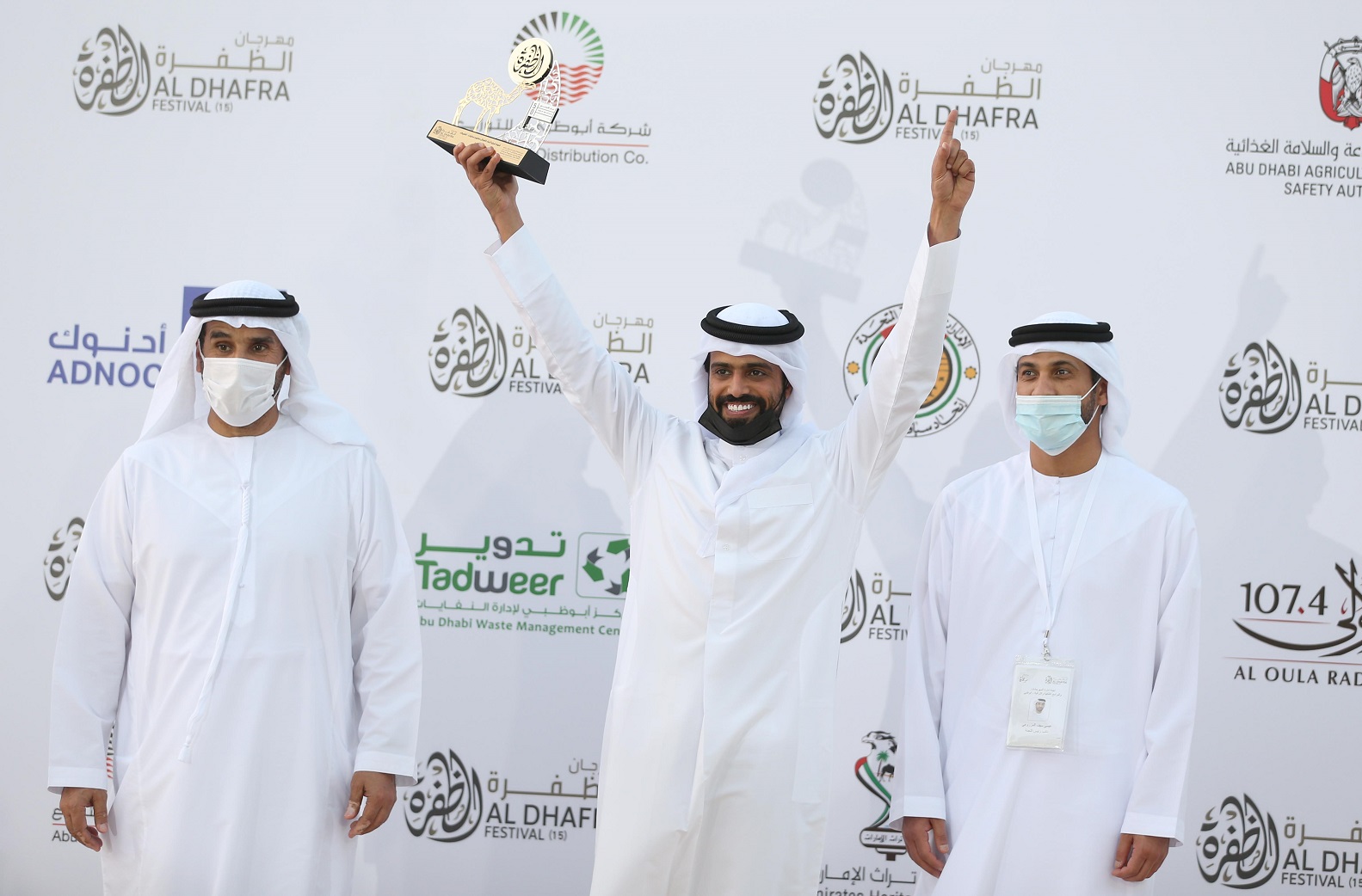 تتويج الفائزين في مزاينة سويحان بمهرجان الظفرة