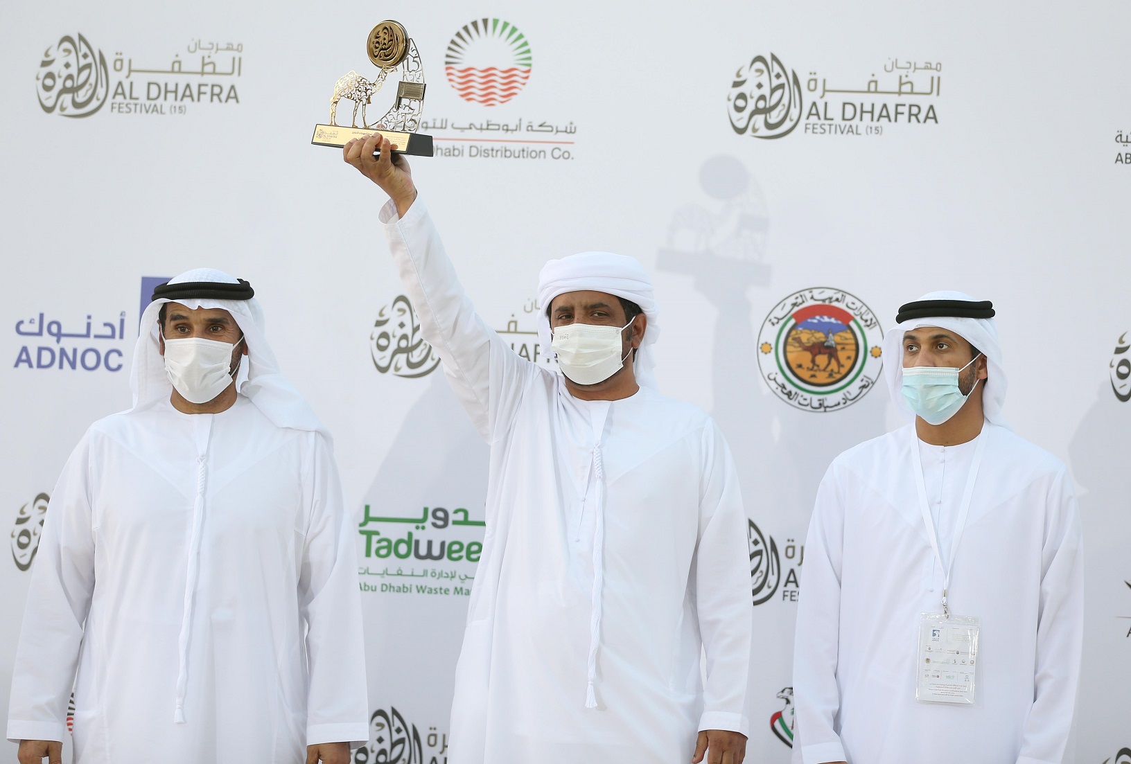 تتويج الفائزين في مزاينة سويحان بمهرجان الظفرة