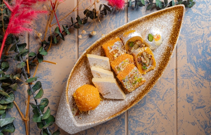 انغمس في عالم الأضواء واحتفل بدیوالي في فارزي كافیھ