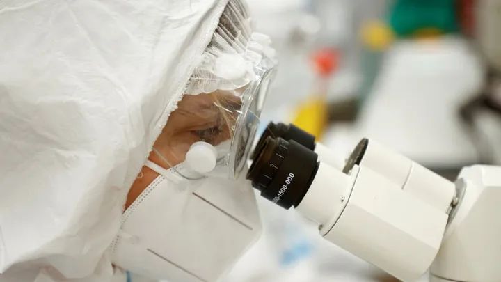 اكتشاف سلالتي “مو” و”لامدا” لفيروس كورونا في روسيا