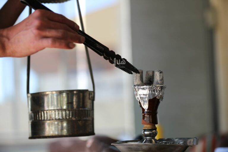 السماح بتقديم الأراجيل ورفع غرامة المخالفة