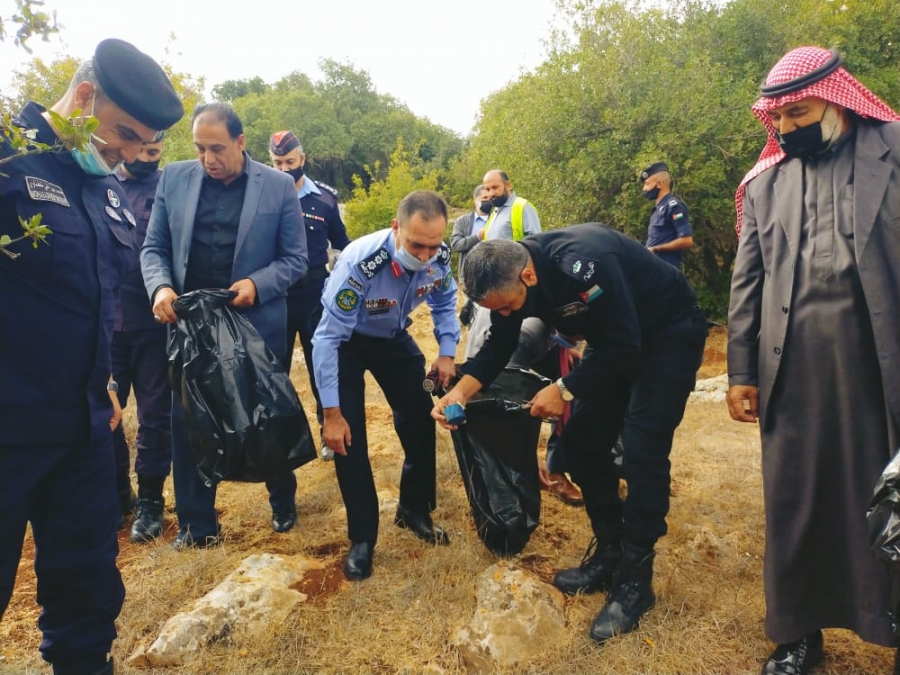 شرطة غرب إربد تستكمل مبادرة بيئتنا رئتنا في غابات برقش بلواء الكورة