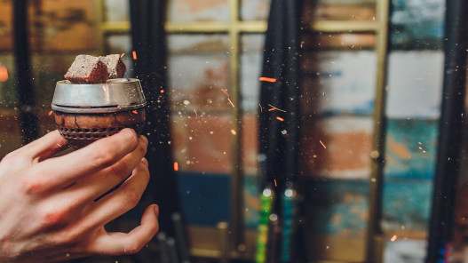 عضو في لجنة الأوبئة يدعو لـ الانضباط بإجراءات السلامة داخل المنشآت المقدمة للأرجيلة