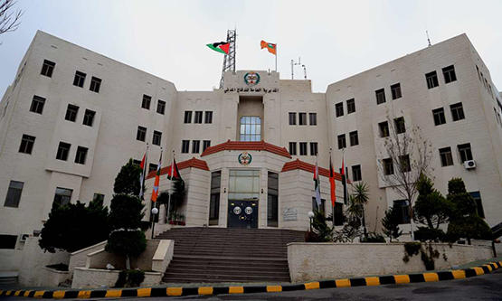 منح دراسية لموظفي القطاع العام من كلية الدفاع الوطني