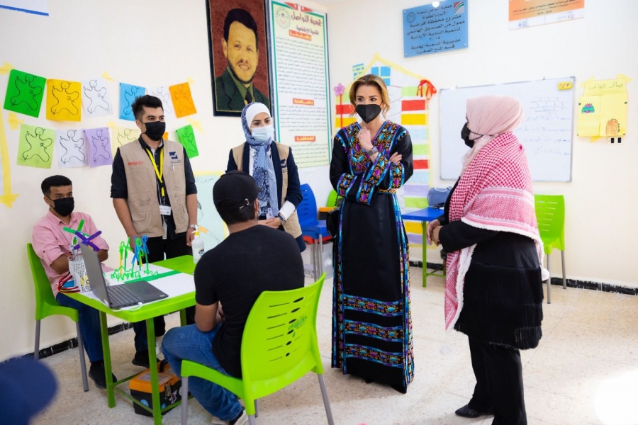 الملكة رانيا العبدالله تزور منطقة السرحان في المفرق وتلتقي مستفيدين من منح المبادرات الملكية وأصحاب مشاريع منفذة