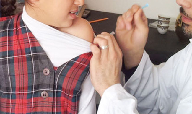 “الصحة” و”الأوبئة” تدرسان إعطاء الجرعة الثالثة للفئات كافة