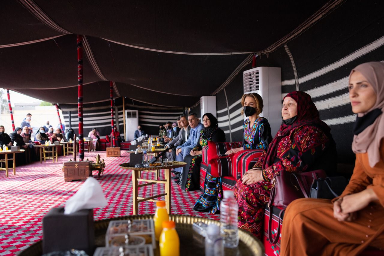  الملكة رانيا العبدالله تزور منطقة السرحان في المفرق وتلتقي مستفيدين من منح المبادرات الملكية وأصحاب مشاريع منفذة 