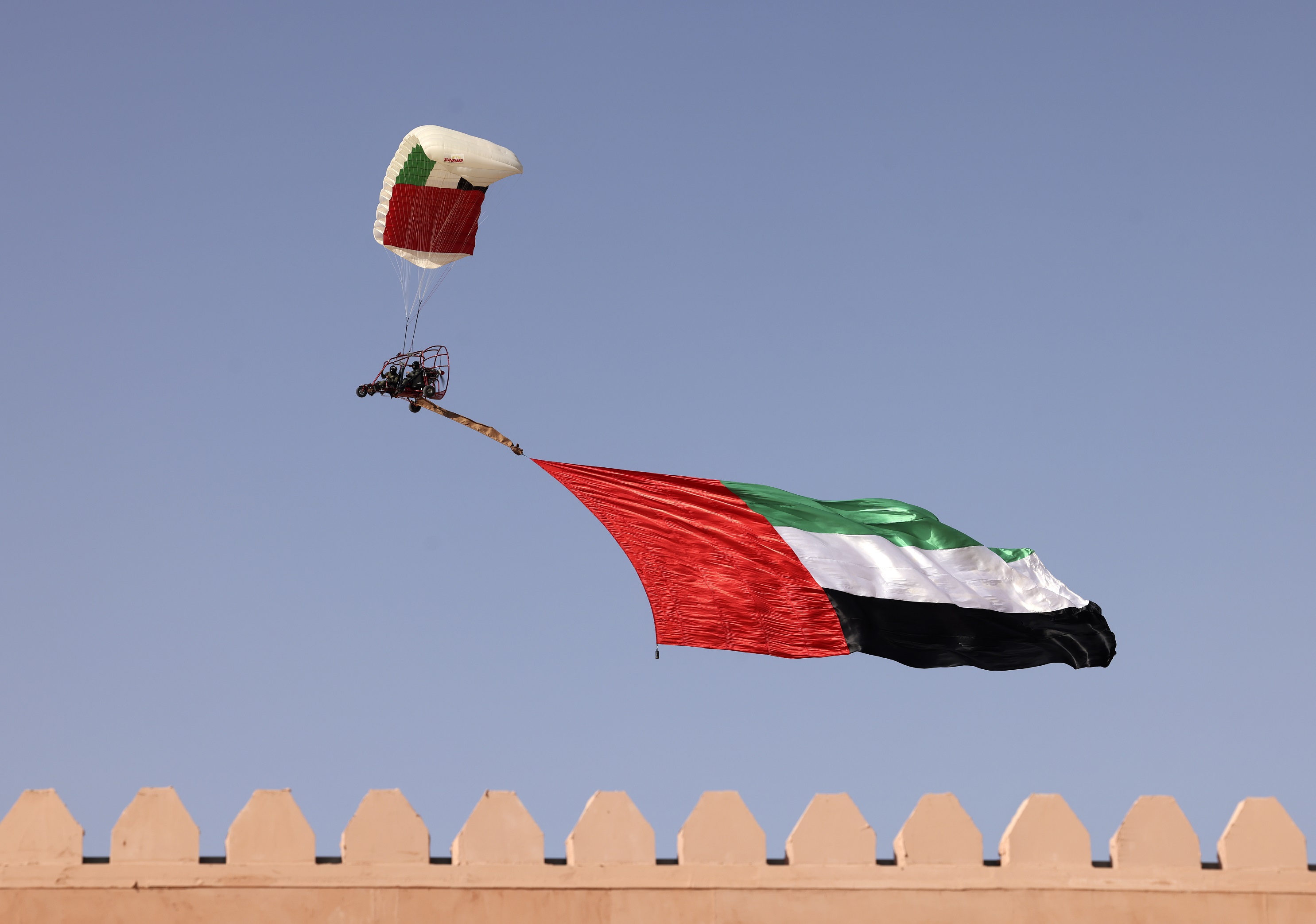 لجنة إدارة المهرجانات والبرامج الثقافية والتراثية بأبوظبي تحتفي بـ يوم العلم