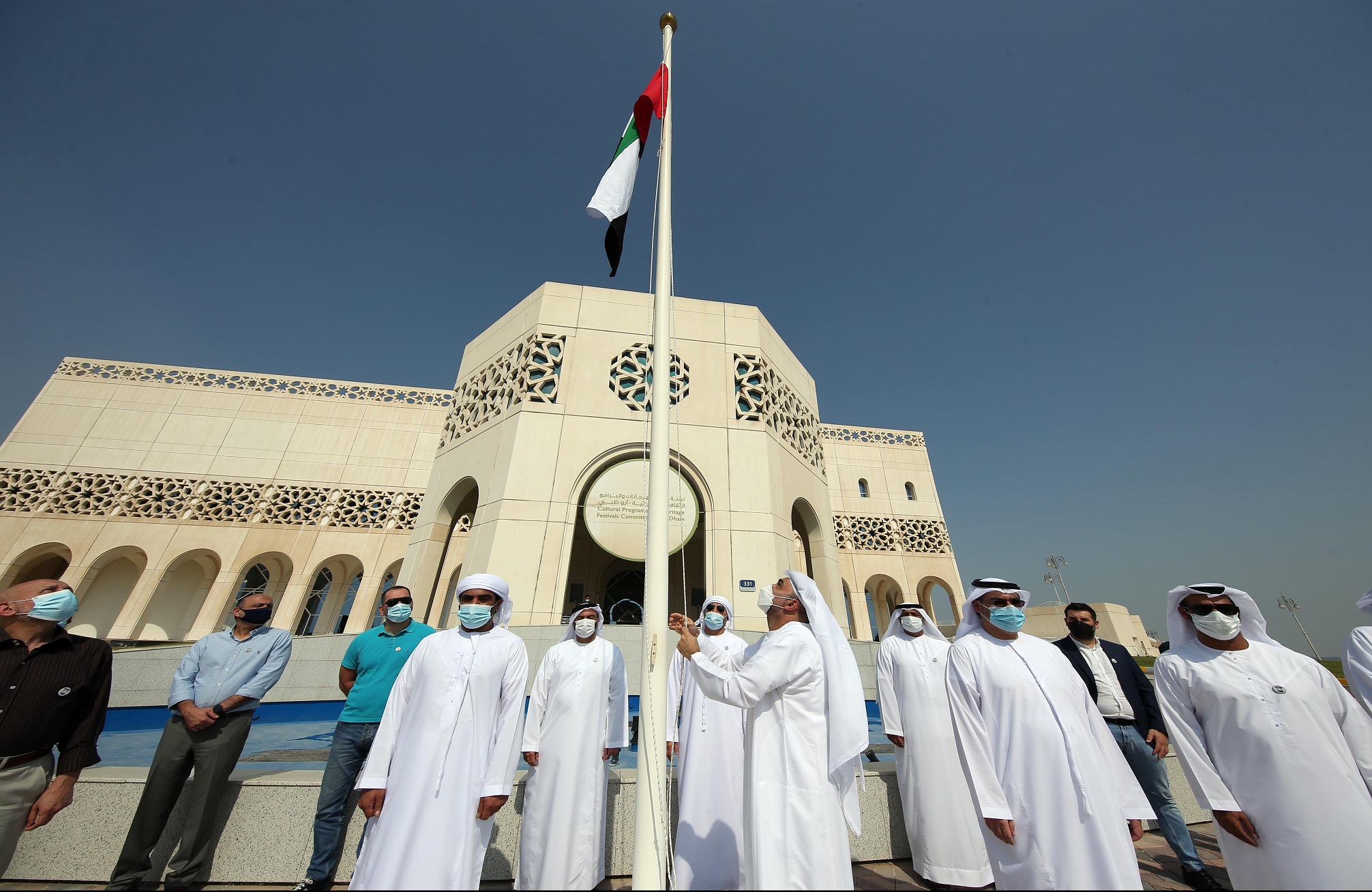 لجنة إدارة المهرجانات والبرامج الثقافية والتراثية بأبوظبي تحتفي بـ يوم العلم