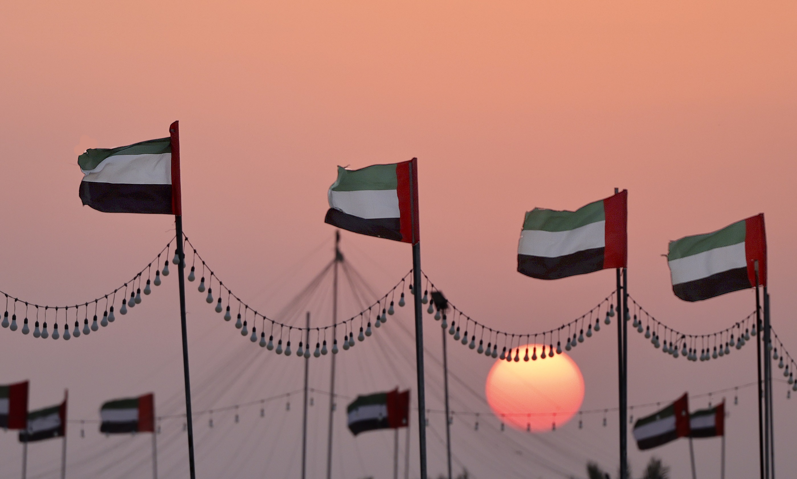 لجنة إدارة المهرجانات والبرامج الثقافية والتراثية بأبوظبي تحتفي بـ يوم العلم