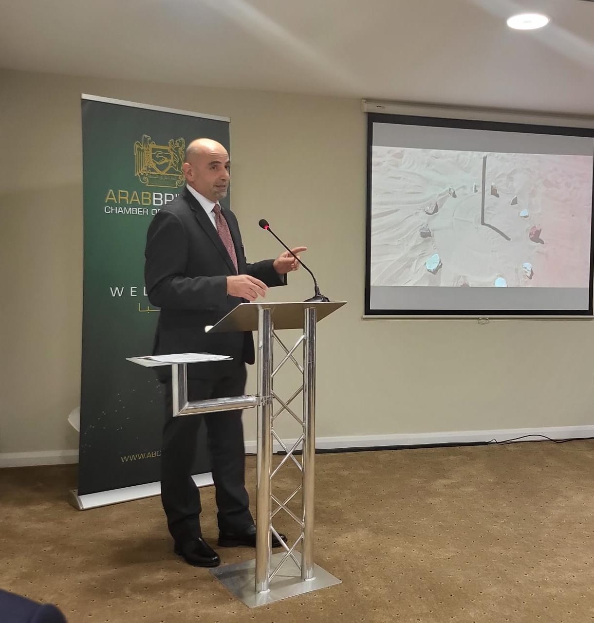 وزير السياحة والاثار يلتقي أعضاء من غرفة التجارة العربية البريطانية