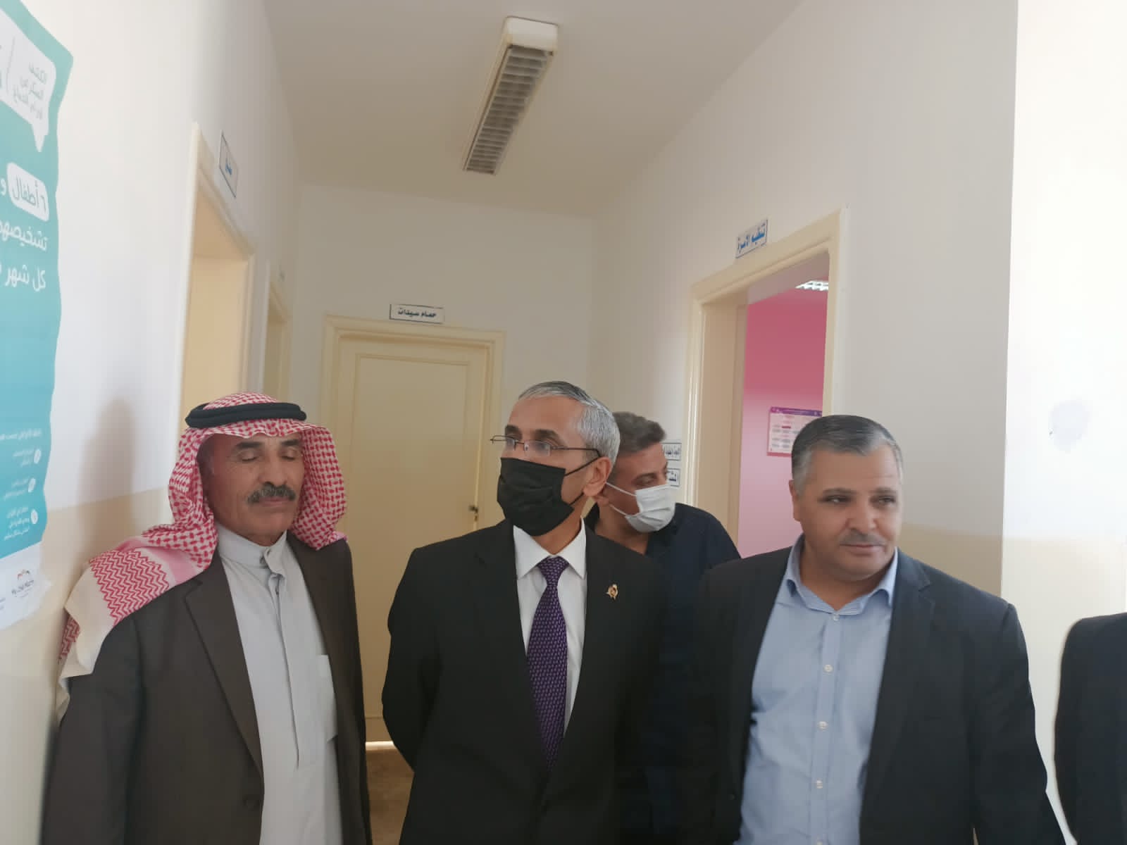 محافظ المفرق يتفقد الخدمات ويستمع لمطالب أهالي بلدية الأمير الحسين بن عبدالله في البادية الغربيه 