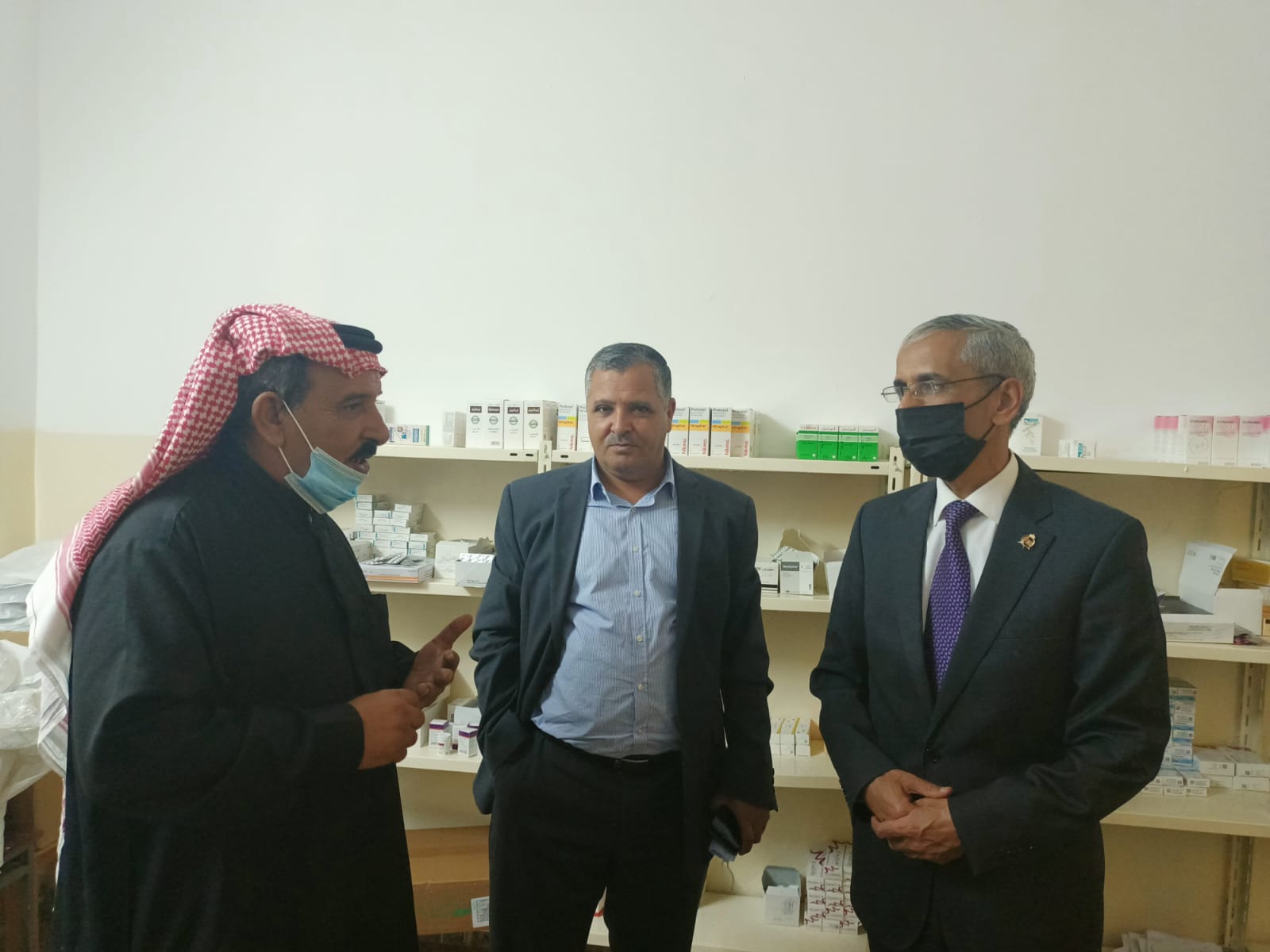 محافظ المفرق يتفقد الخدمات ويستمع لمطالب أهالي بلدية الأمير الحسين بن عبدالله في البادية الغربيه 