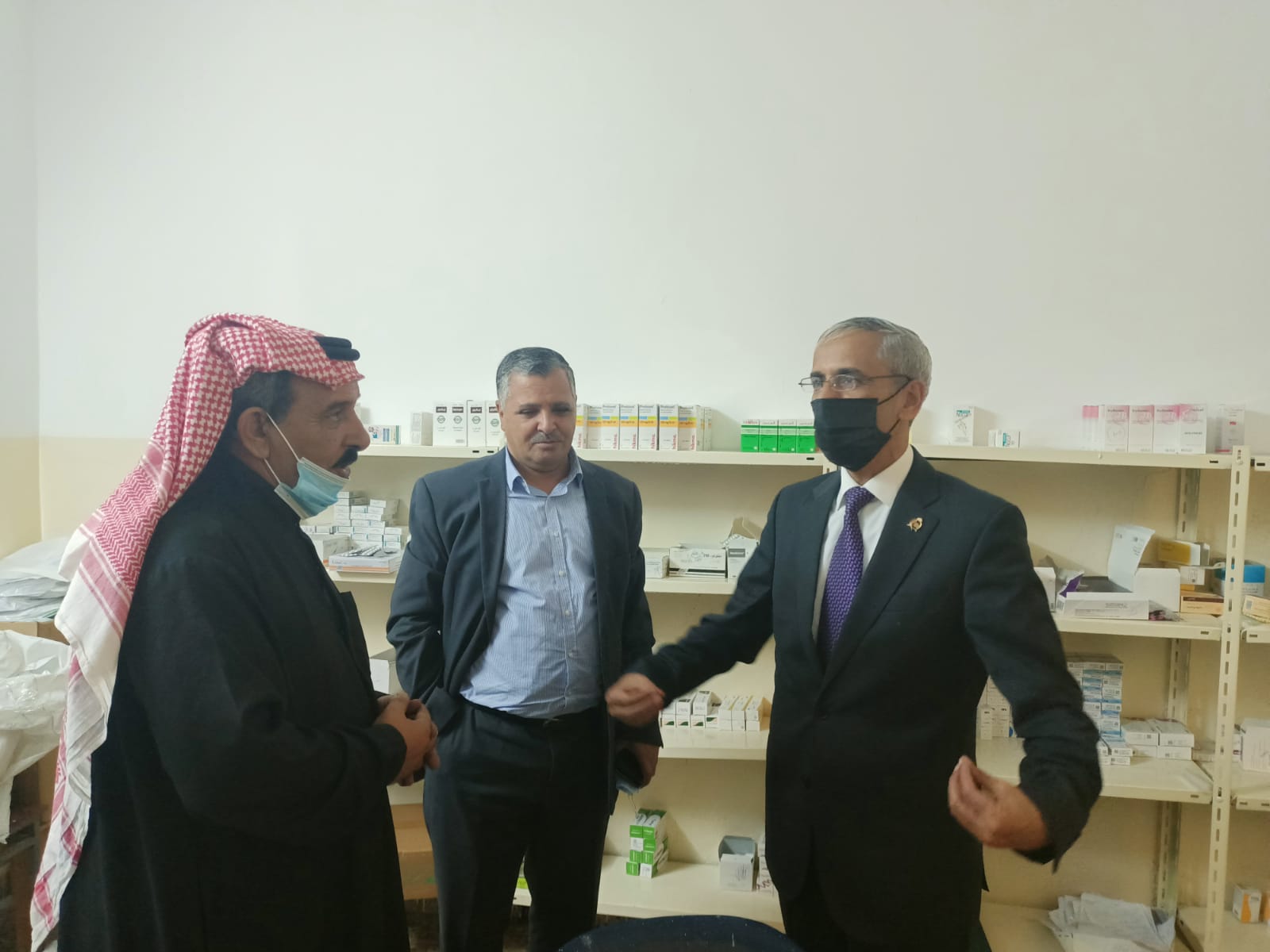 محافظ المفرق يتفقد الخدمات ويستمع لمطالب أهالي بلدية الأمير الحسين بن عبدالله في البادية الغربيه 