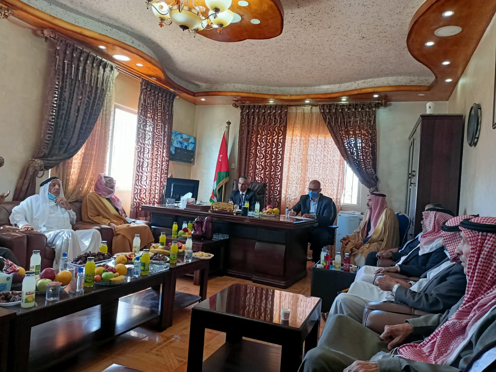 محافظ المفرق يتفقد الخدمات ويستمع لمطالب أهالي بلدية الأمير الحسين بن عبدالله في البادية الغربيه 