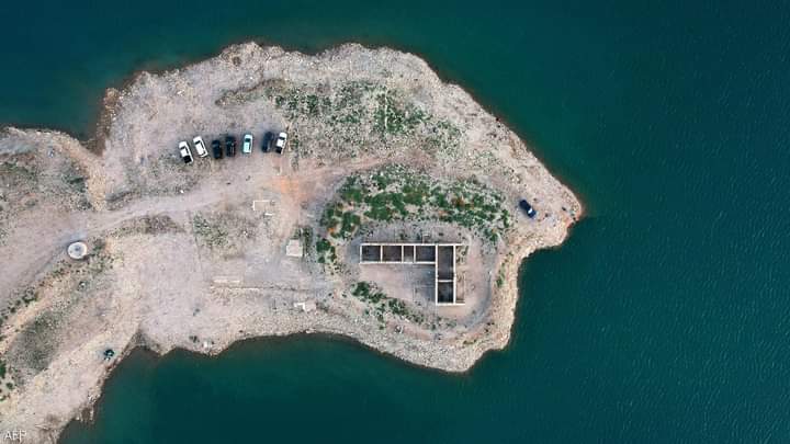 العراق.. “قرية غارقة” تطفو بعد 36 عاما من اختفائها