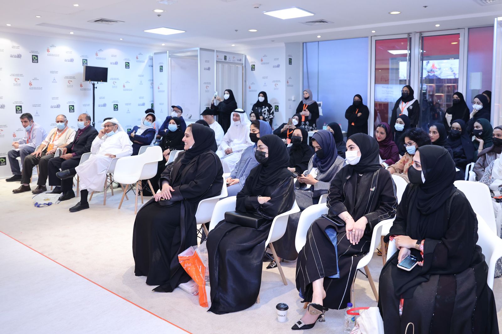 أولى الندوات الشعریة بالمعرض نظمھا المكتب الثقافي والإعلامي بـ الأعلى للأسرة