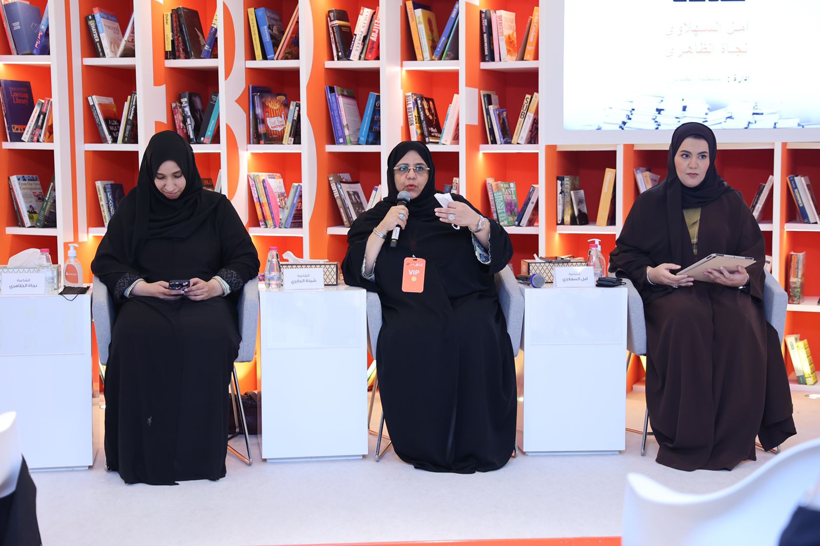 أولى الندوات الشعریة بالمعرض نظمھا المكتب الثقافي والإعلامي بـ الأعلى للأسرة