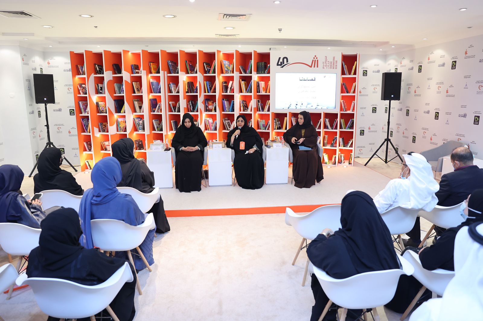 أولى الندوات الشعریة بالمعرض نظمھا المكتب الثقافي والإعلامي بـ الأعلى للأسرة