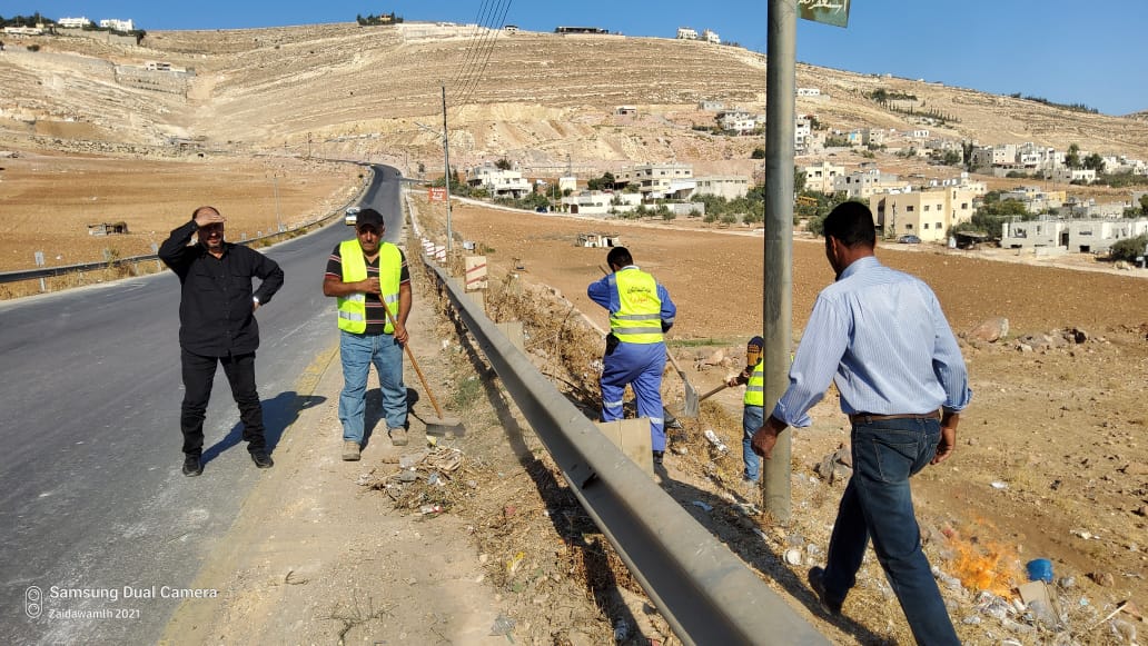 بلدية السلط الكبرى تهب لمساندة بلدية عين الباشا بحملة نظافة شاملة