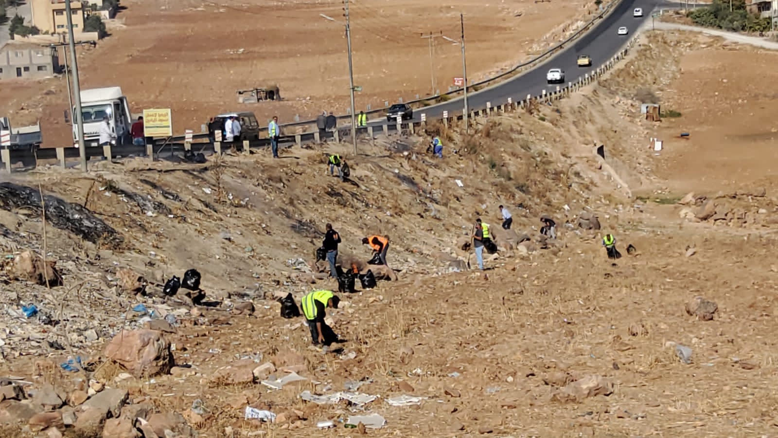 بلدية السلط الكبرى تهب لمساندة بلدية عين الباشا بحملة نظافة شاملة