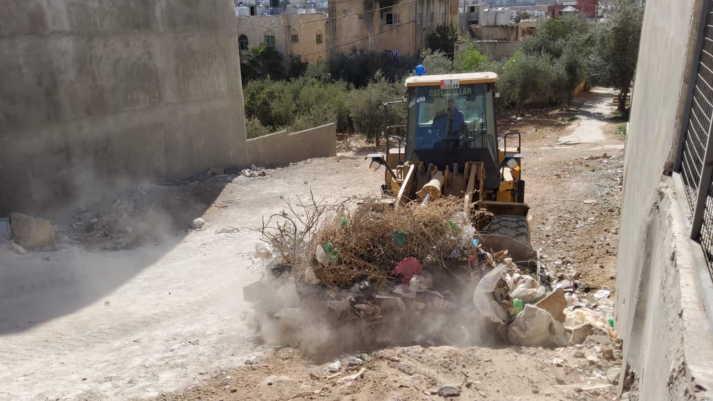 بلدية السلط الكبرى تهب لمساندة بلدية عين الباشا بحملة نظافة شاملة