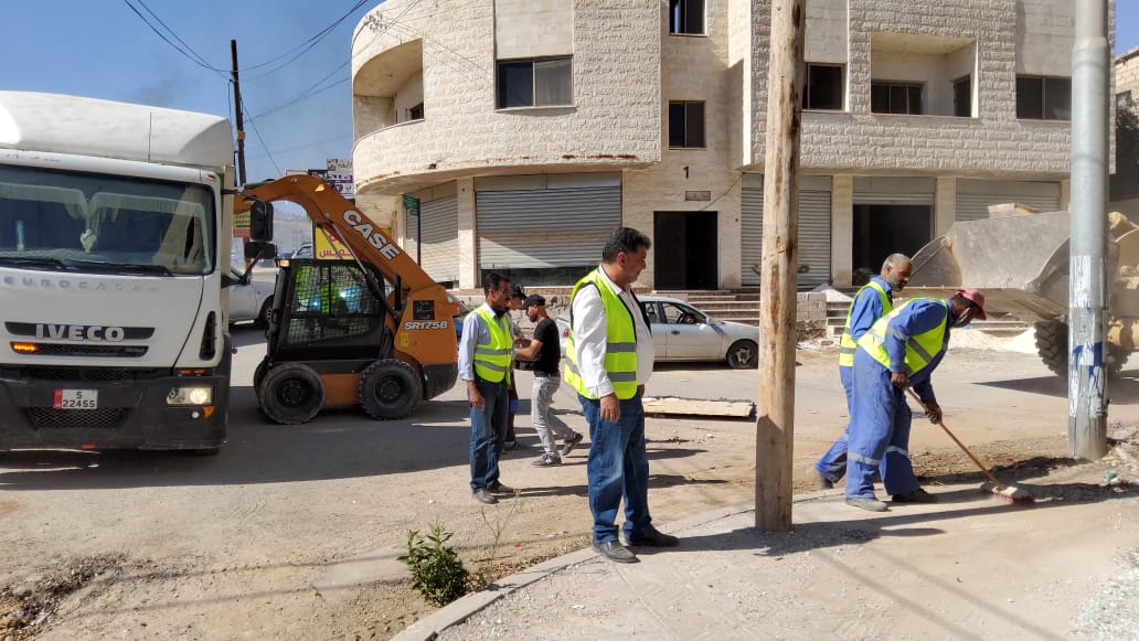 بلدية السلط الكبرى تهب لمساندة بلدية عين الباشا بحملة نظافة شاملة