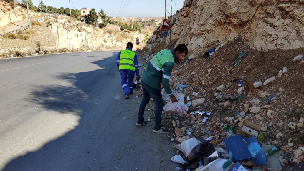 بلدية السلط الكبرى تهب لمساندة بلدية عين الباشا بحملة نظافة شاملة