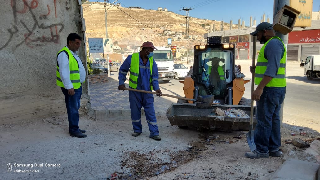 بلدية السلط الكبرى تهب لمساندة بلدية عين الباشا بحملة نظافة شاملة