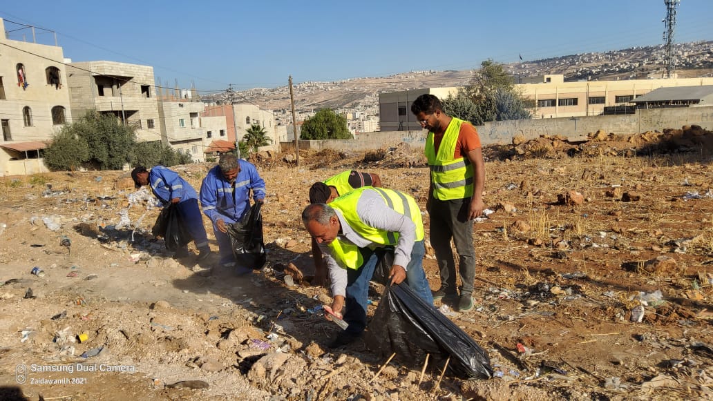 بلدية السلط الكبرى تهب لمساندة بلدية عين الباشا بحملة نظافة شاملة