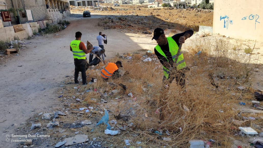 بلدية السلط الكبرى تهب لمساندة بلدية عين الباشا بحملة نظافة شاملة