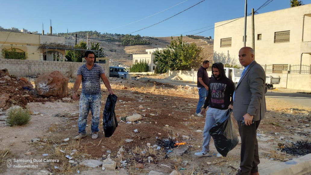 بلدية السلط الكبرى تهب لمساندة بلدية عين الباشا بحملة نظافة شاملة