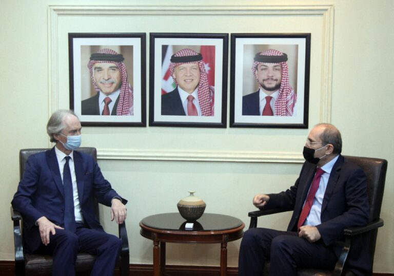 الصفدي يبحث مع بيدرسون حل الأزمة السورية