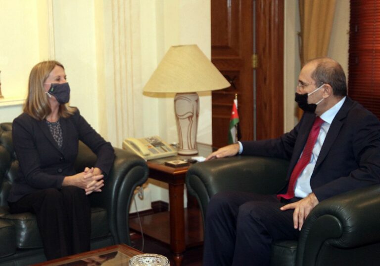 الصفدي يبحث مع بيدرسون حل الأزمة السورية