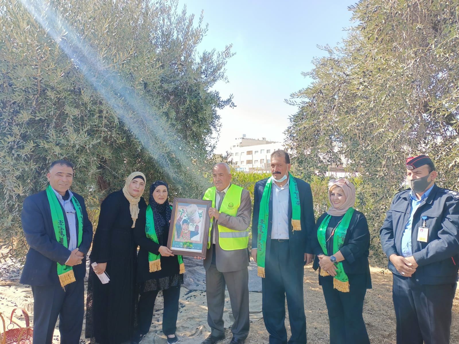 مديرية تربية المفرق وزراعة المفرق تنطمان يوماً وطنياً لقطاف ثمار الزيتون في مدرسة المفرق الصناعية للبنين 