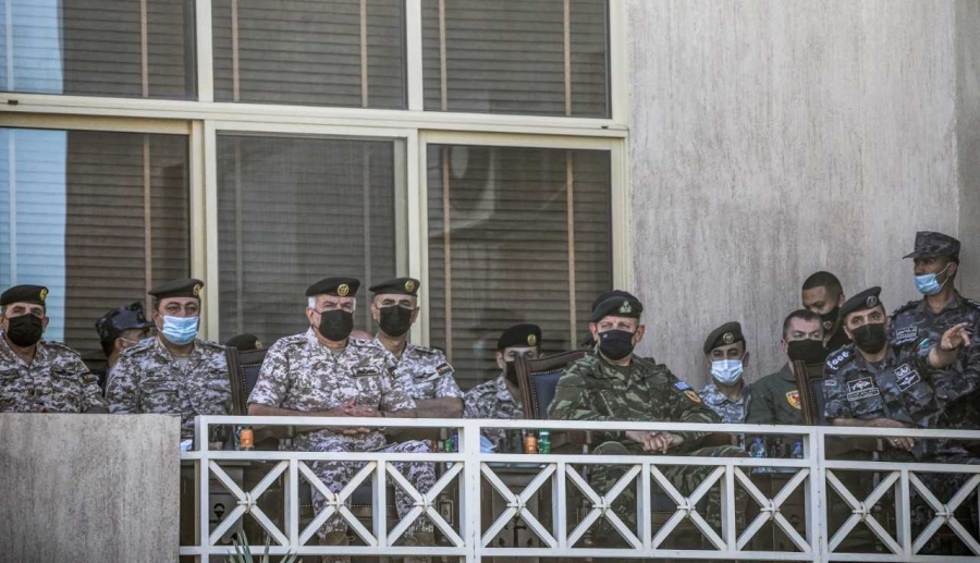 رئيس هيئة الأركان المشتركة يُتابع تمريناً بحرياً تعبوياً في قيادة القوة البحرية والزوارق الملكية