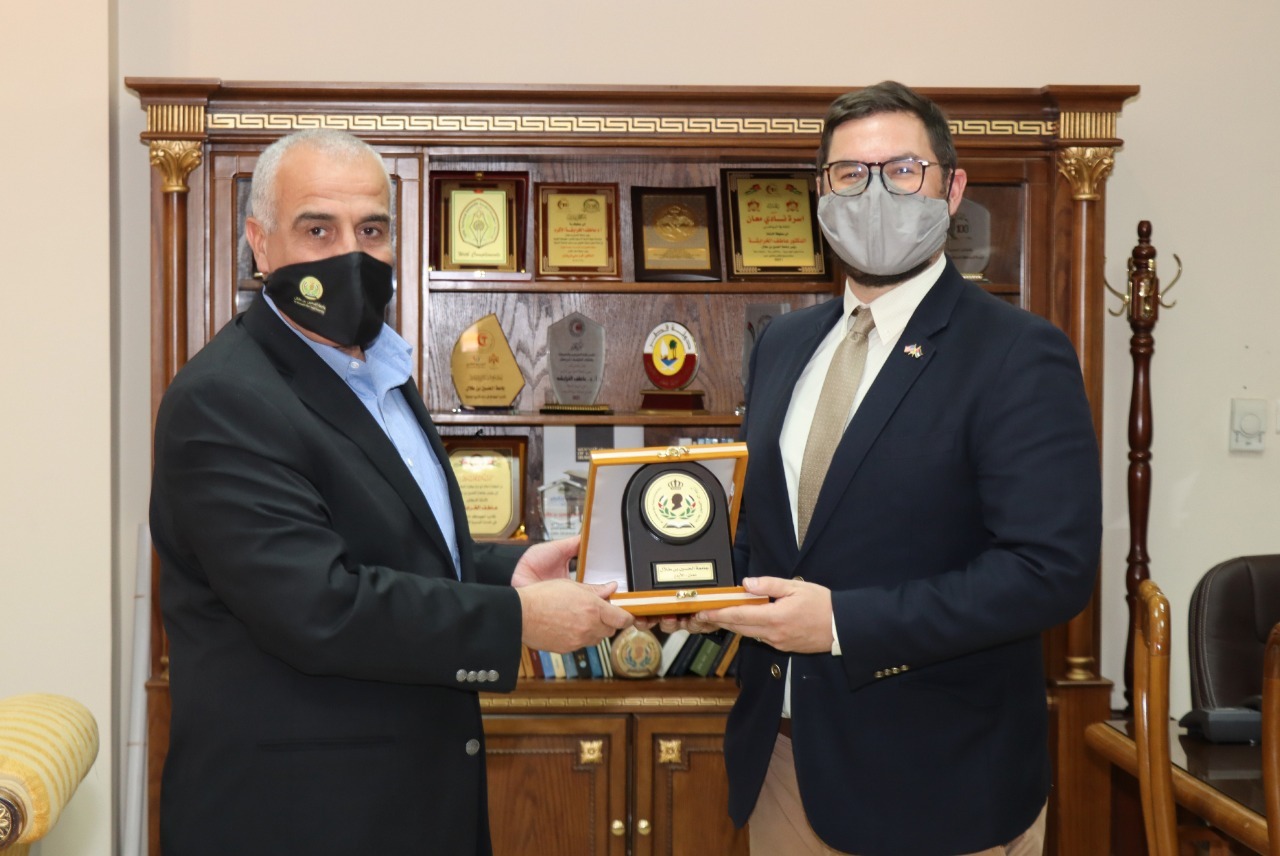 نائب الملحق الثقافي الأمريكي يزور جامعة الحسين بن طلال