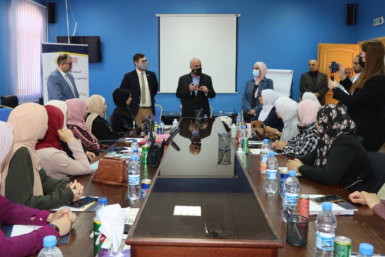 نائب الملحق الثقافي الأمريكي يزور جامعة الحسين بن طلال