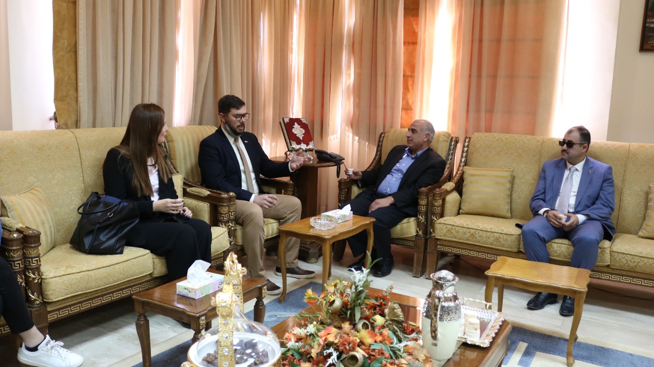 نائب الملحق الثقافي الأمريكي يزور جامعة الحسين بن طلال