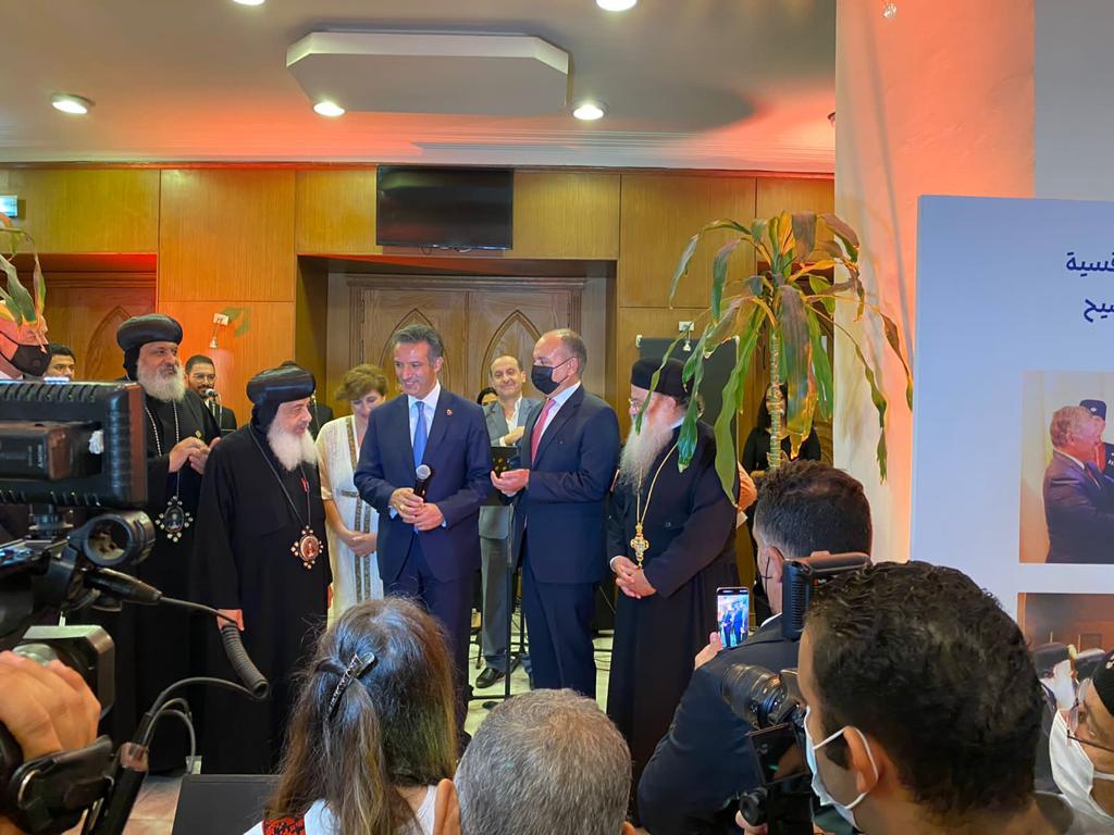 الفايز يفتتح بالقاهرة معرض صور المناطق السياحية والدينية بالأردن