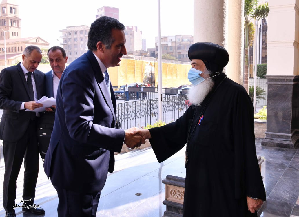 الفايز يفتتح بالقاهرة معرض صور المناطق السياحية والدينية بالأردن